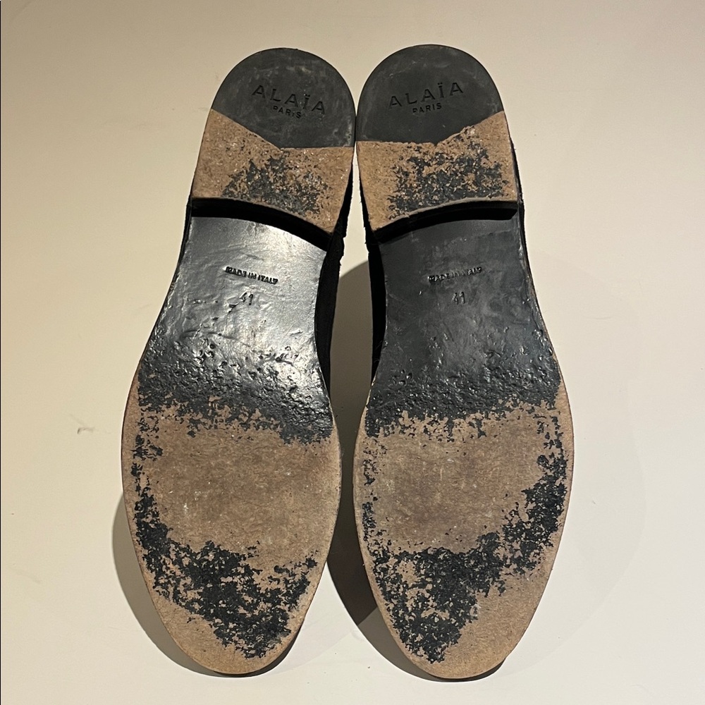 Alaia Suede Ankle Boots with Cutout - Picture 5 of 7